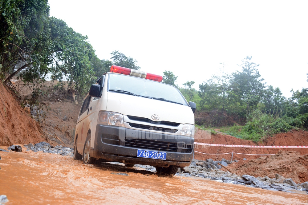 Xe cứu thương đưa nạn nhân ra khỏi hiện trường.