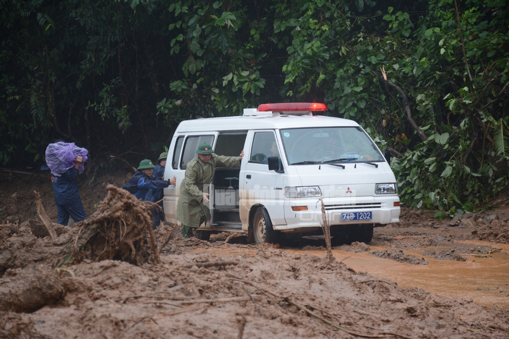 Đường rất yếu và khó đi nên mọi xe đều bị cấm qua lại con đường này để nhường đường cho xe cứu thương.