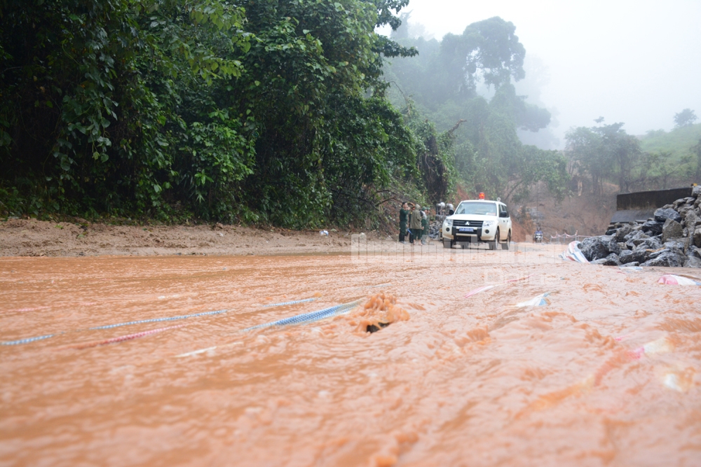Điểm sạt lở km15 dù đã được thông nhưng nước vẫn tiếp tục chảy siết, nguy cơ tiếp tục sạt lở là rất cao.