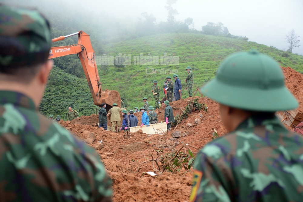 Nạn nhân thứ 16 bị vùi lấp rất sâu. Hơn 1 giờ đồng hồ dùng máy và tay đào mới vẫn chưa thể đưa nạn nhân ra khỏi hiện trường.
