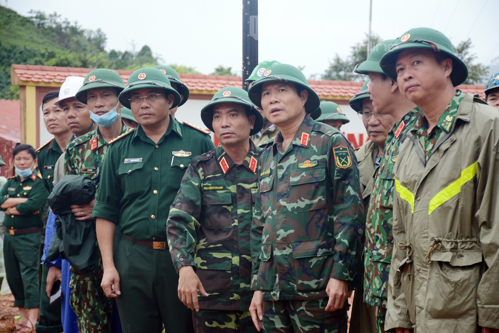 Trung tướng Nguyễn Tân Cương, Ủy viên Trung ương Đảng, Thứ trưởng Bộ Quốc phòng và Thượng tướng Đỗ Căn, Phó chủ nhiệm Tổng cục Chính trị vào tận hiện trường quan sát và động viên các lực lượng cứu hộ, cứu nạn.