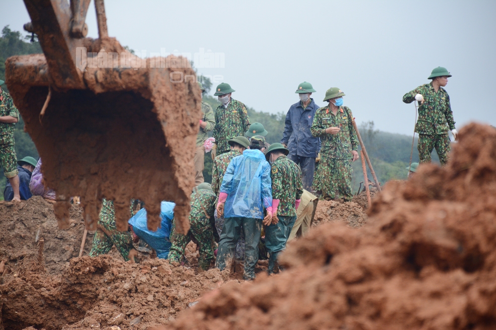 Mọi người lặng đi khi phát hiện ra thi thể đồng đội.