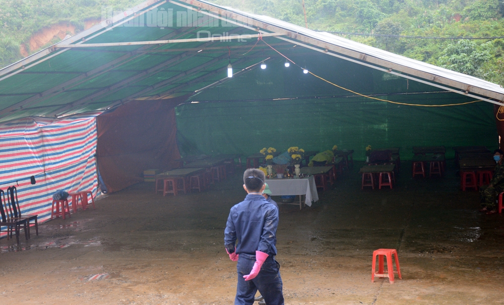 Thi thể các cán bộ, chiến sĩ được tắm rửa sạch sẽ trước khi chuyển về địa điểm quy định tại TP Đông Hà.