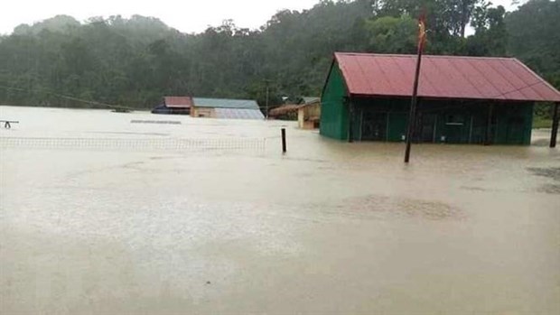 Quảng Bình: Cứu thành công 20 người trên xe khách bị lũ cuốn trôi