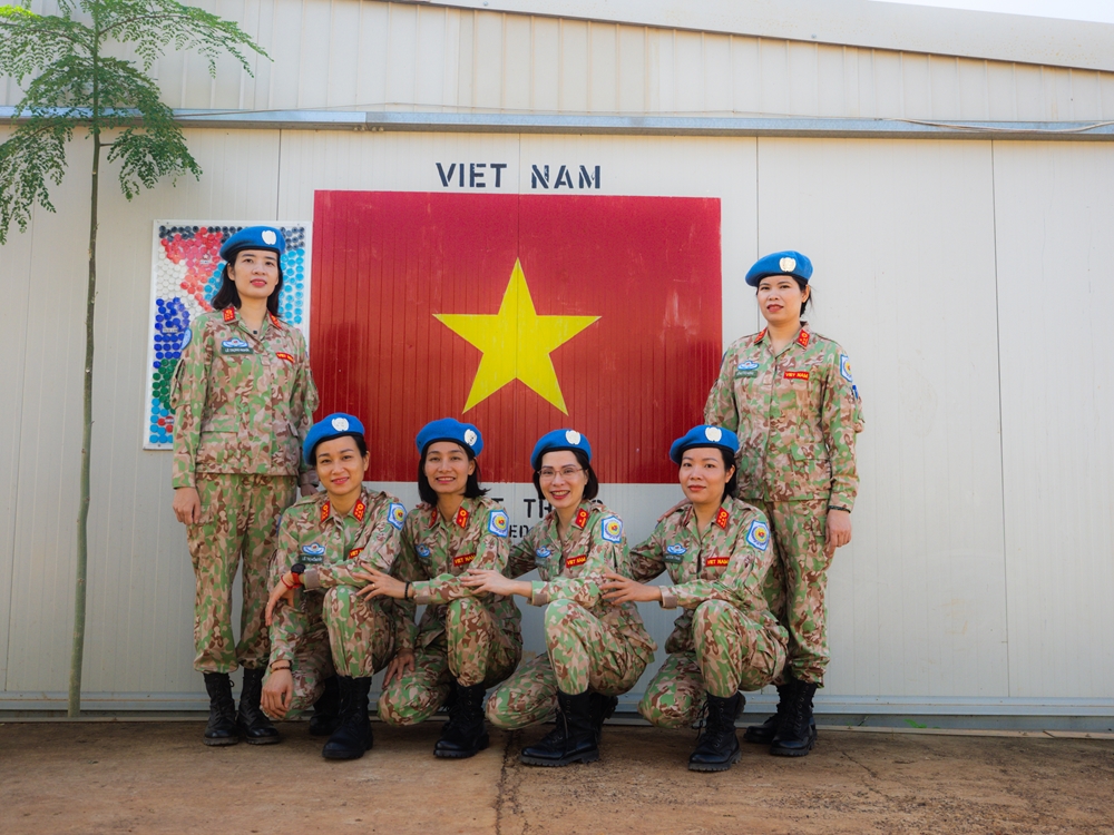 Thực hiện nhiệm vụ ở xa Tổ quốc, các nữ quân nhân của BVDC 2.2 luôn mang theo hình ảnh lá cờ Tổ quốc.