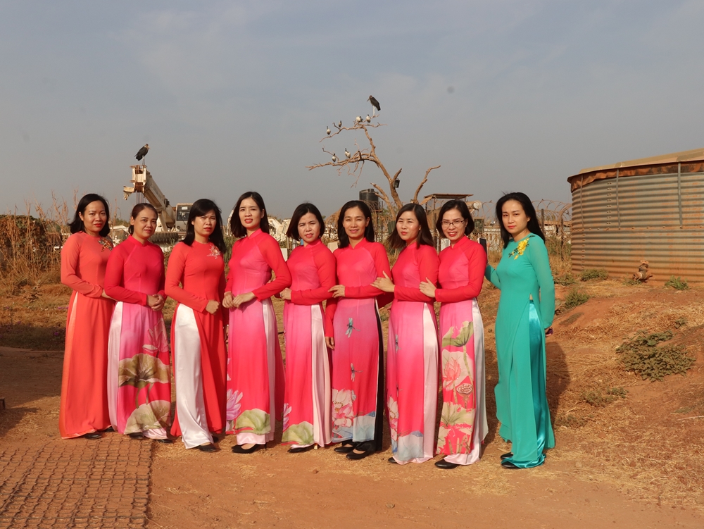 Những trang phục truyền thống mang hồn cốt dân tộc luôn được các chị mặc trong những dịp đặc biệt như lễ tết hay giao lưu hữu nghị với các đơn vị bạn, nhằm giới thiệu về một nét đẹp của văn hóa Việt Nam với bạn bè quốc tế.