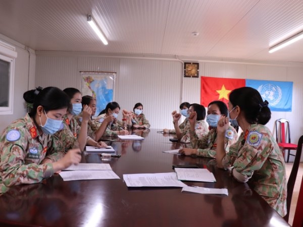 Thực hiện sứ mệnh của những bác sĩ quân y mũ nồi xanh, các nữ quân nhân của BVDC 2.2 không chỉ thường xuyên tổ chức các buổi trao đổi chuyên môn, nghiệp vụ mà còn chia sẻ những câu chuyện, khó khăn trong cuộc sống.