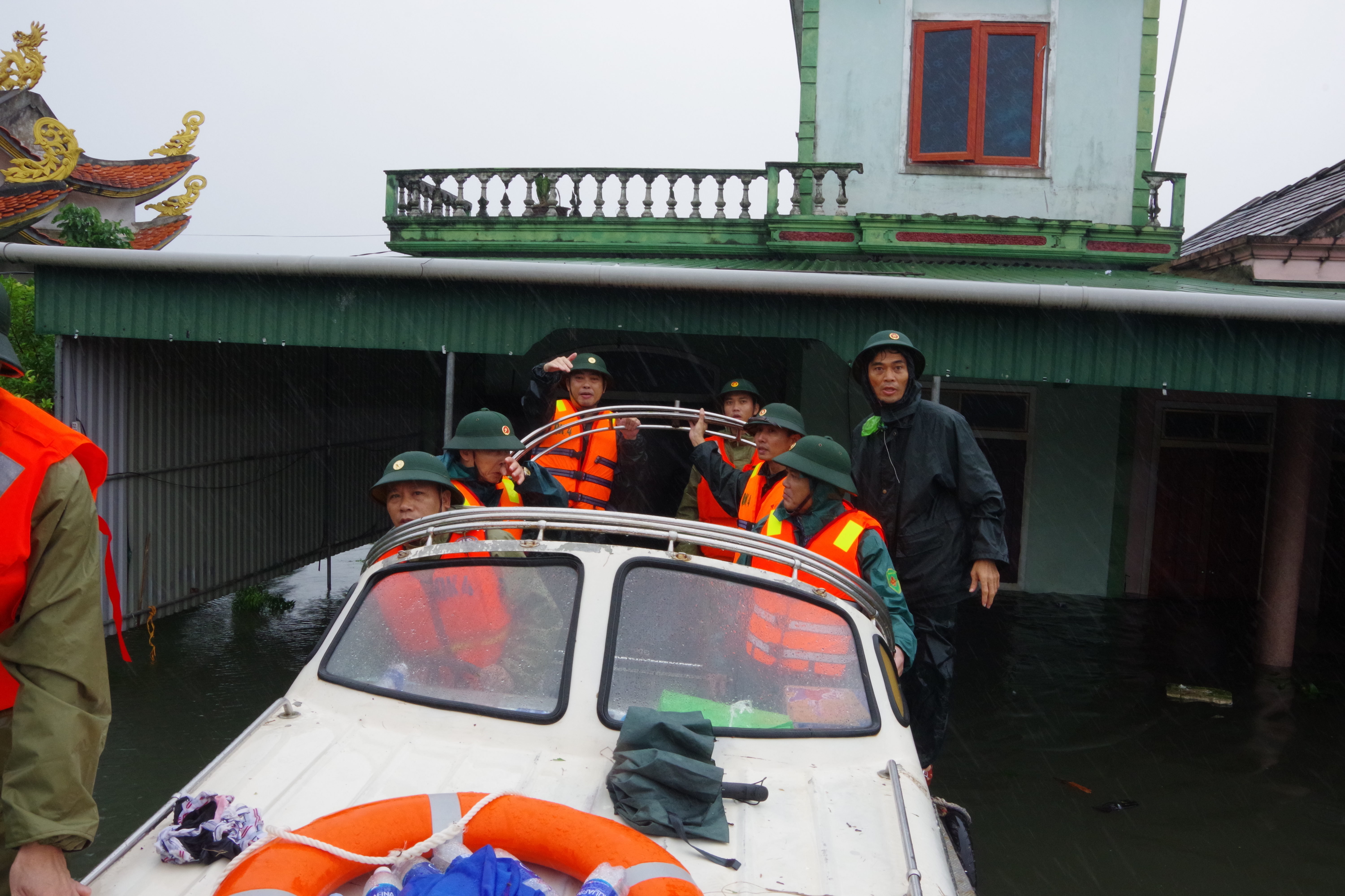 Bộ CHQS tỉnh Hà Tĩnh chạy đua với thời gian để ứng cứu nhân dân