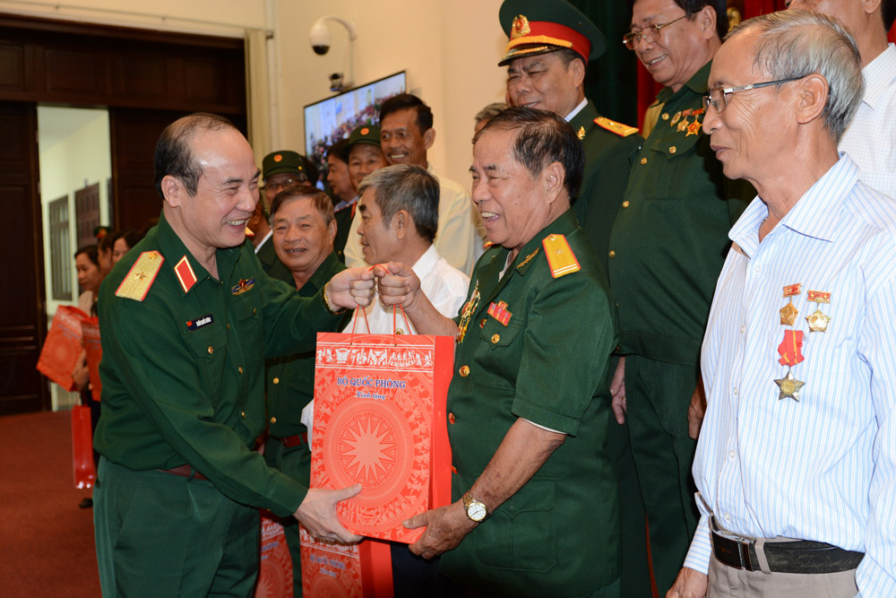 Bộ Quốc phòng gặp mặt Đoàn đại biểu người có công tỉnh Tiền Giang và Đồng Nai