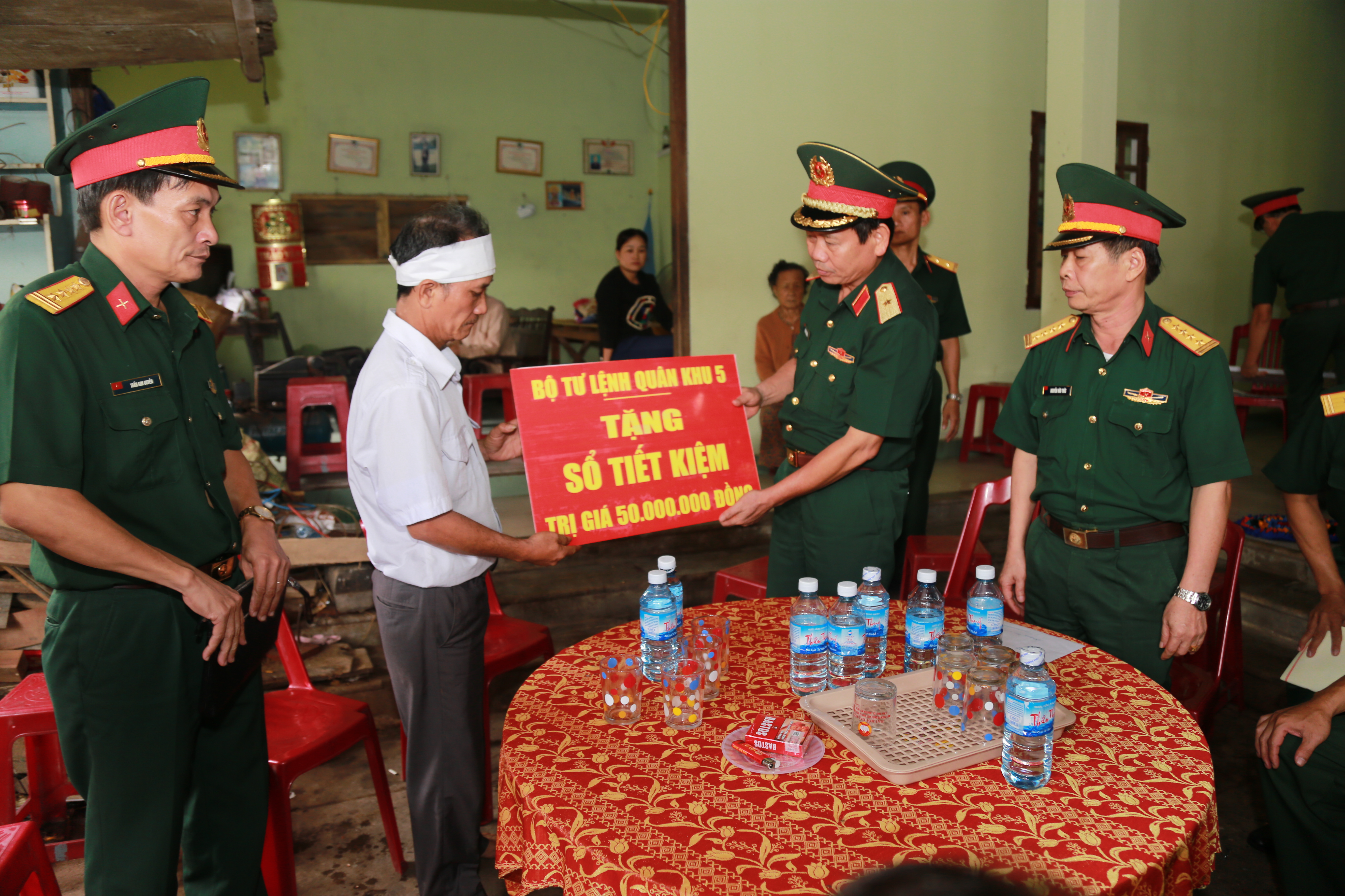 Chia sẻ đau thương với đồng bào vùng lũ