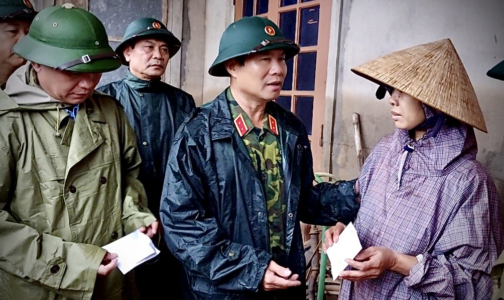 Trung tướng Nguyễn Tân Cương đến thăm, tặng quà các gia đình có hoàn cảnh đặc biệt khó  khăn do mưa lũ tại tỉnh Quảng Trị