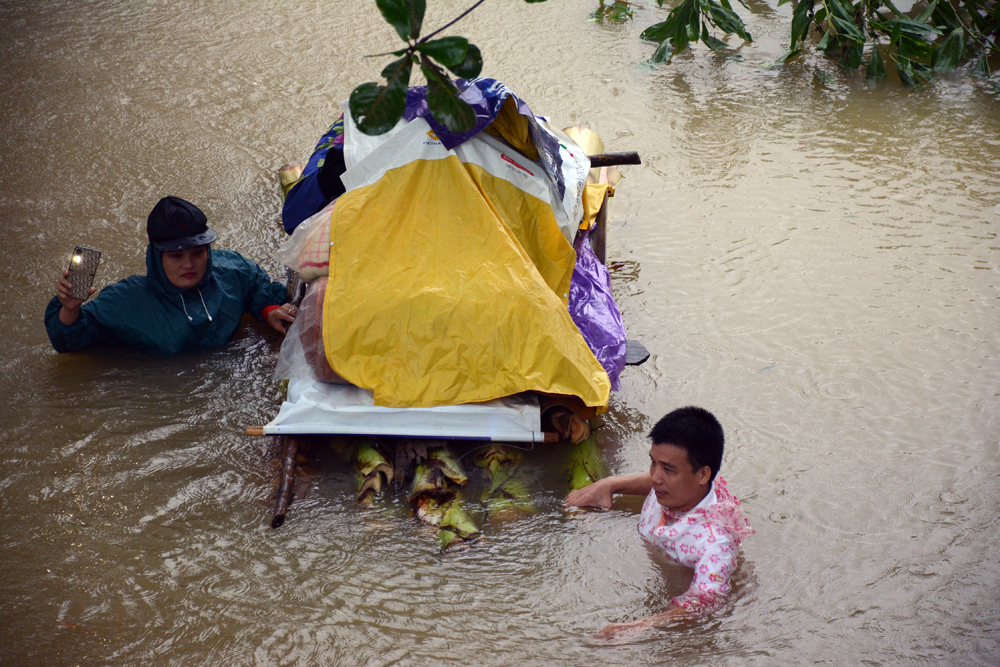 Quảng Bình bị lụt chưa từng có, các lực lượng căng mình sơ tán dân