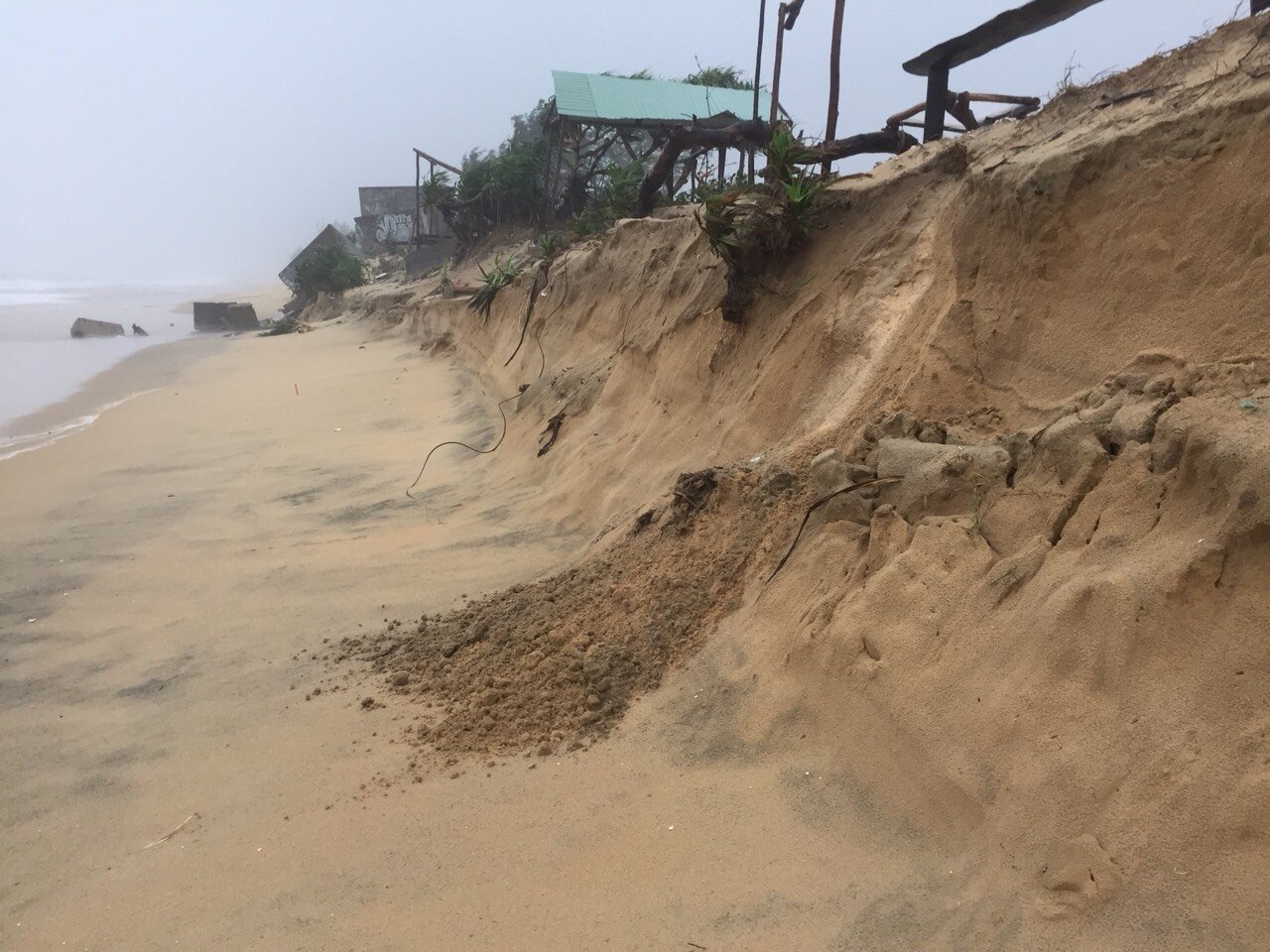 Hơn 10.000 bao cát được sử dụng để gia cố đê biển ở Thừa Thiên - Huế