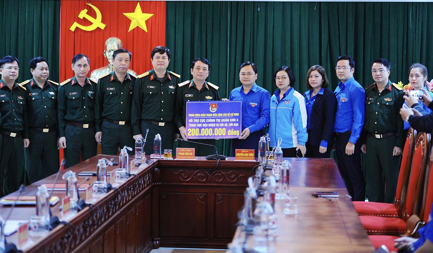 Trung ương đoàn hỗ trợ bà con vùng lũ Quân khu 4