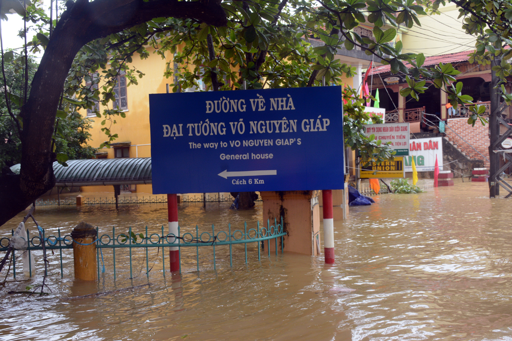 Nước lũ bủa vây tứ bề trên quê hương Lệ Thuỷ