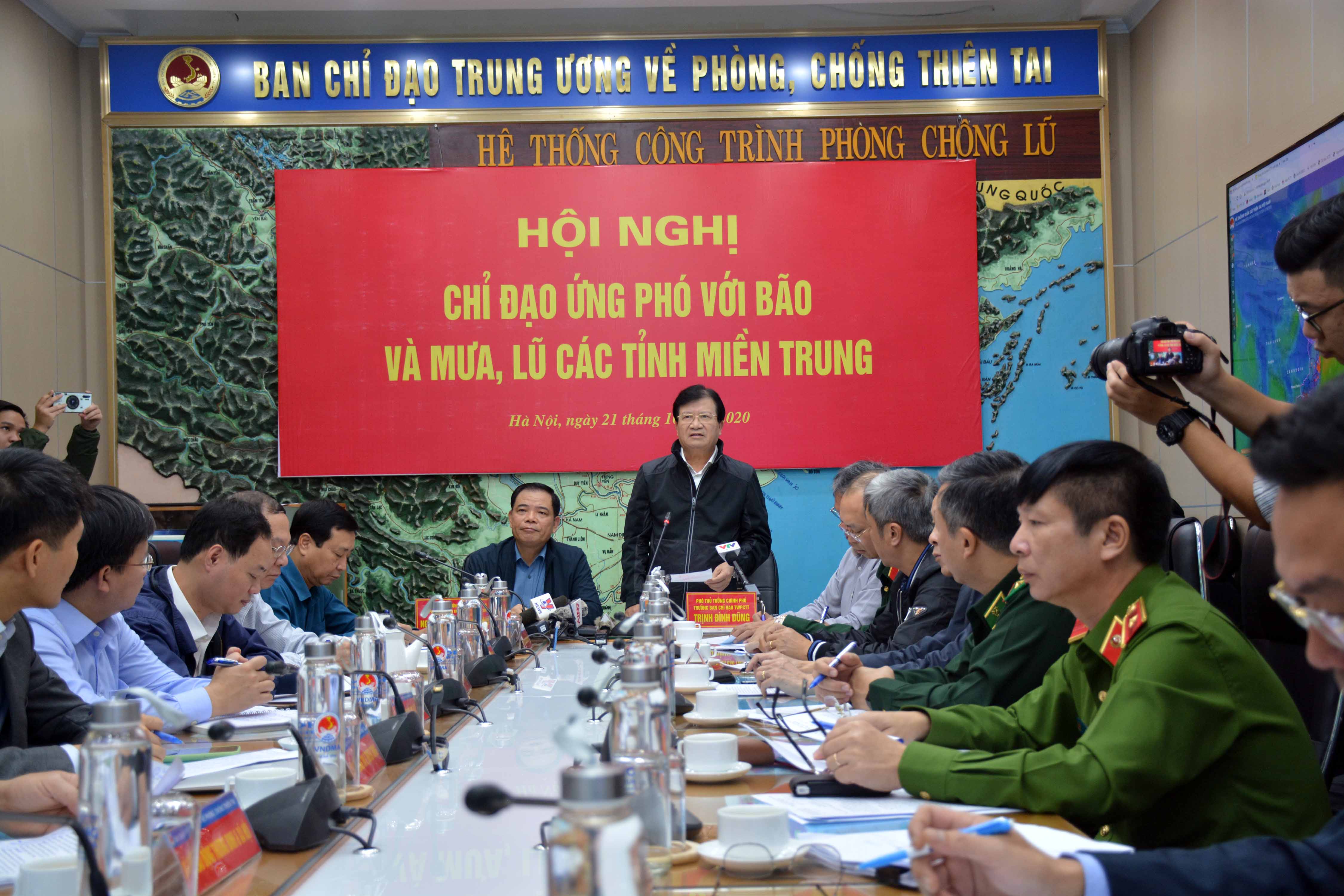 Khẩn trương cứu trợ lương thực, thực phẩm cho người dân vùng lũ lụt