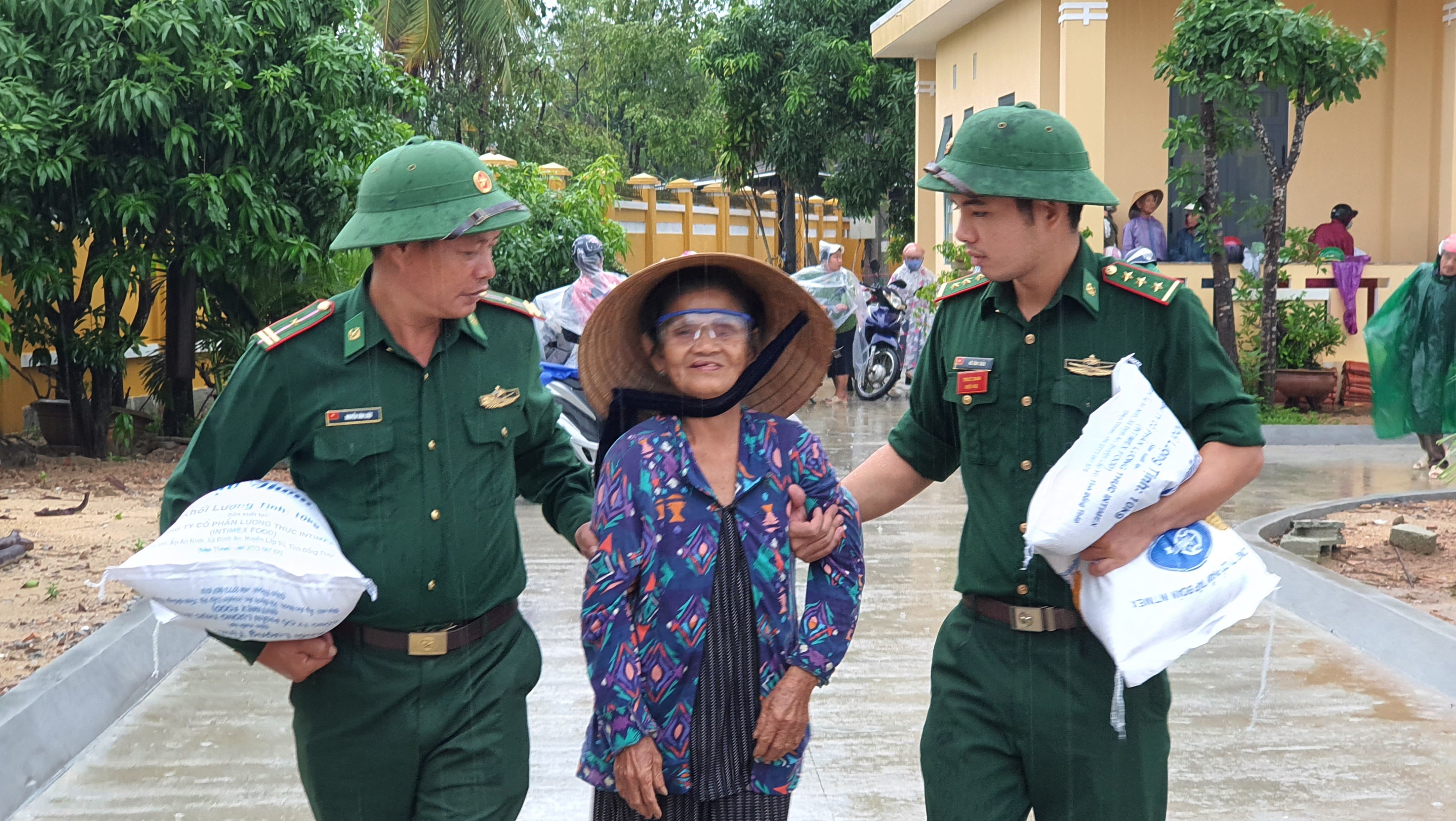 Điểm tựa của nhân dân trong bão lũ