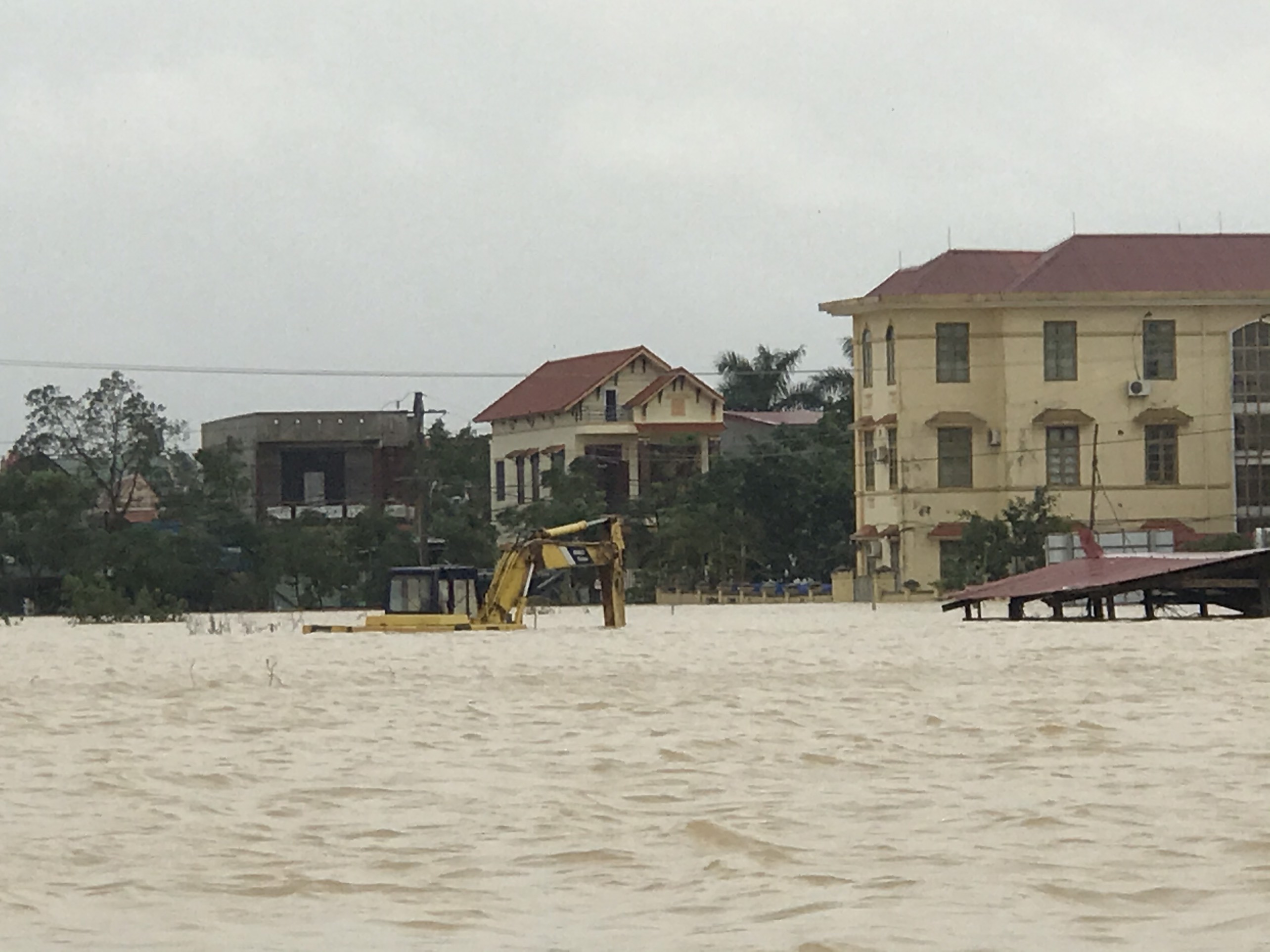 Huyện Lệ Thủy nhiều ngôi nhà bị chìm trong lũ