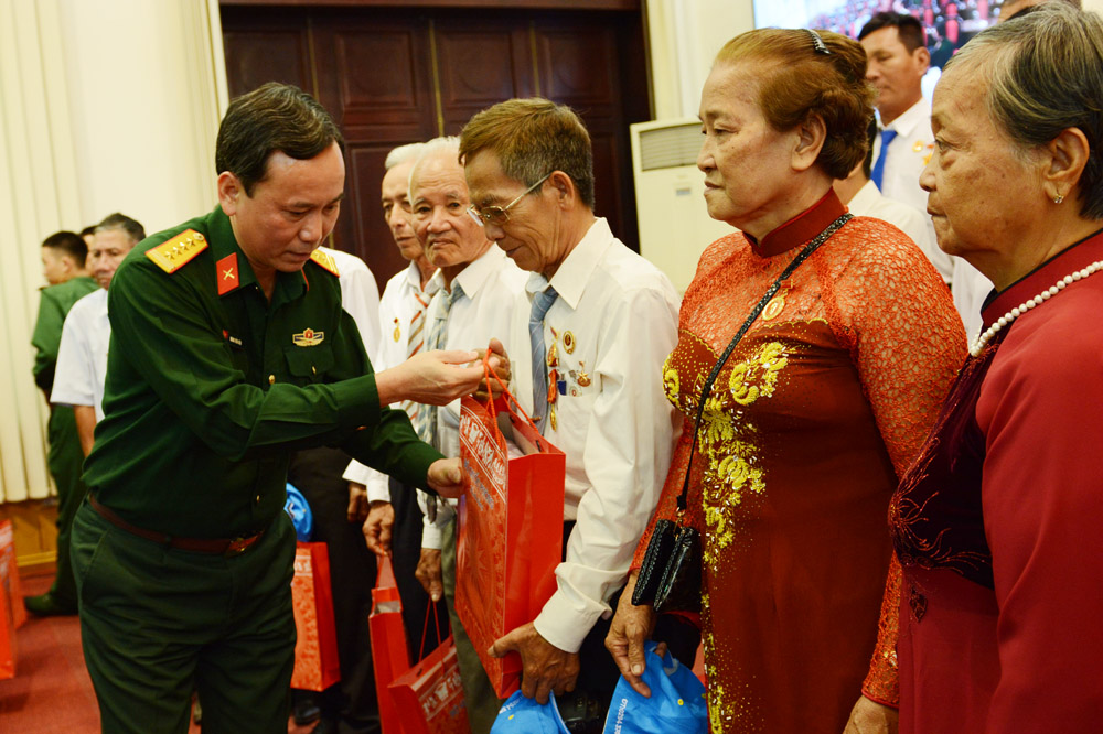 Bộ Quốc phòng gặp mặt đoàn đại biểu người có công tỉnh Trà Vinh