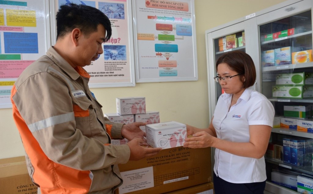 Nữ nhân viên y tế ngành điện tận tụy