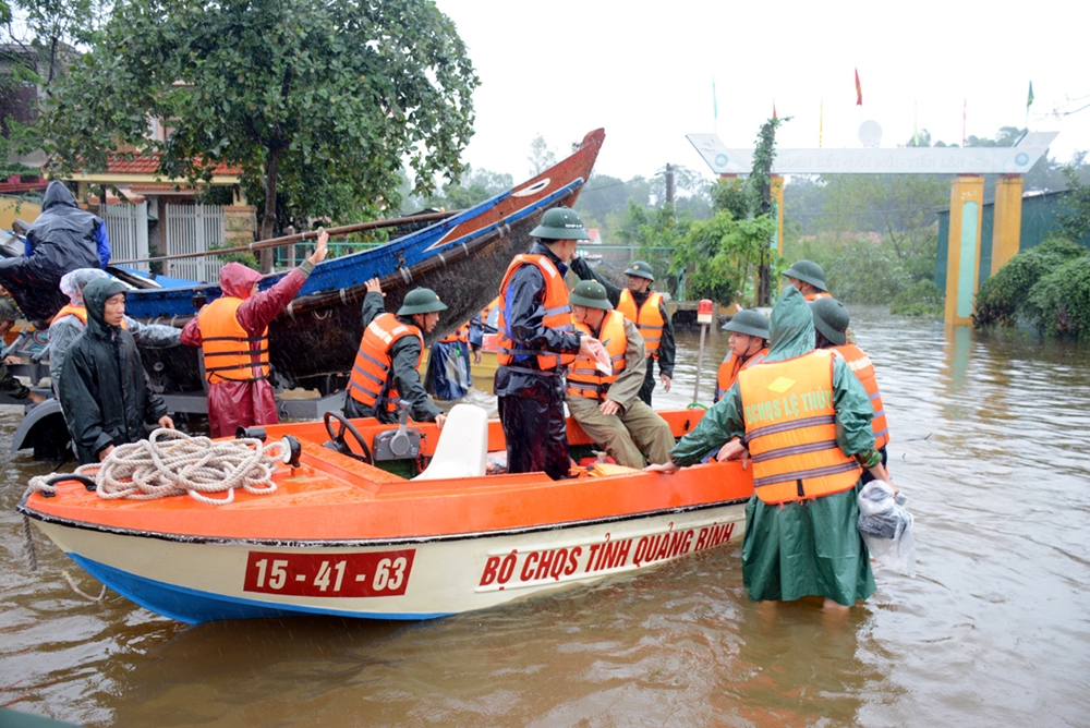 Lực lượng cứu hộ Bộ CHQS tỉnh Quảng Bình cơ động đi ứng cứu nhân dân.