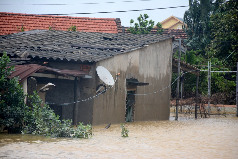 Tuy nước đã bắt đầu rút nhưng nhiều nhà dân vẫn ngập sâu trong nước.