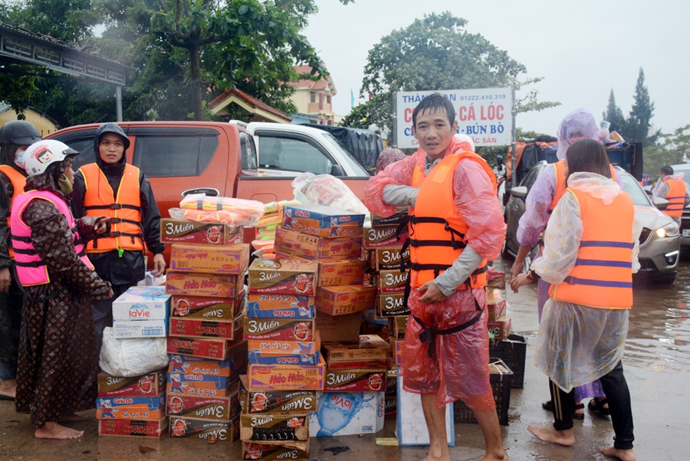 Mì tôm, nước uống là mặt hàng thiết yếu lúc này.
