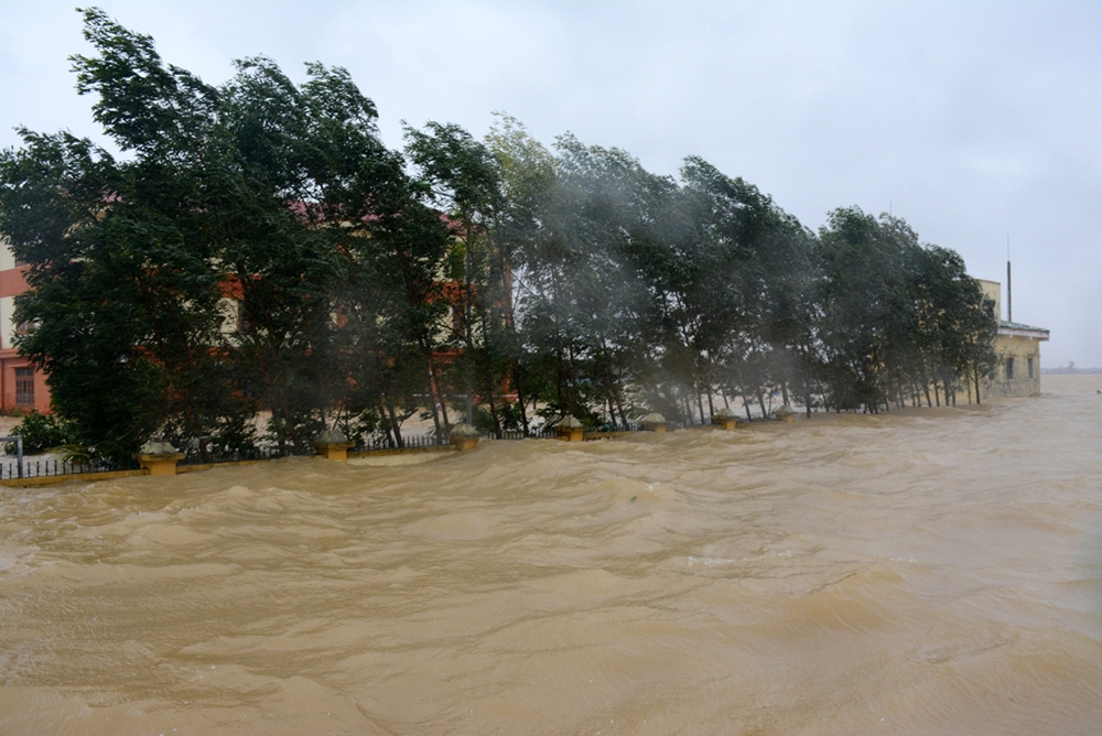 Nước tràn nhà cửa
