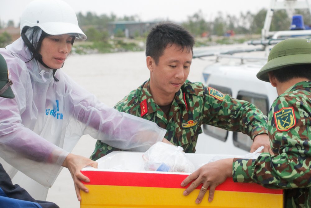 Vận chuyển lương thực, thực phẩm, nước uống tới cho bà con.