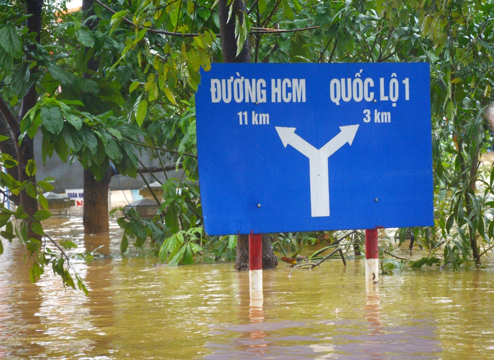 Nhiều nơi, nước ngập sâu hàng mét.