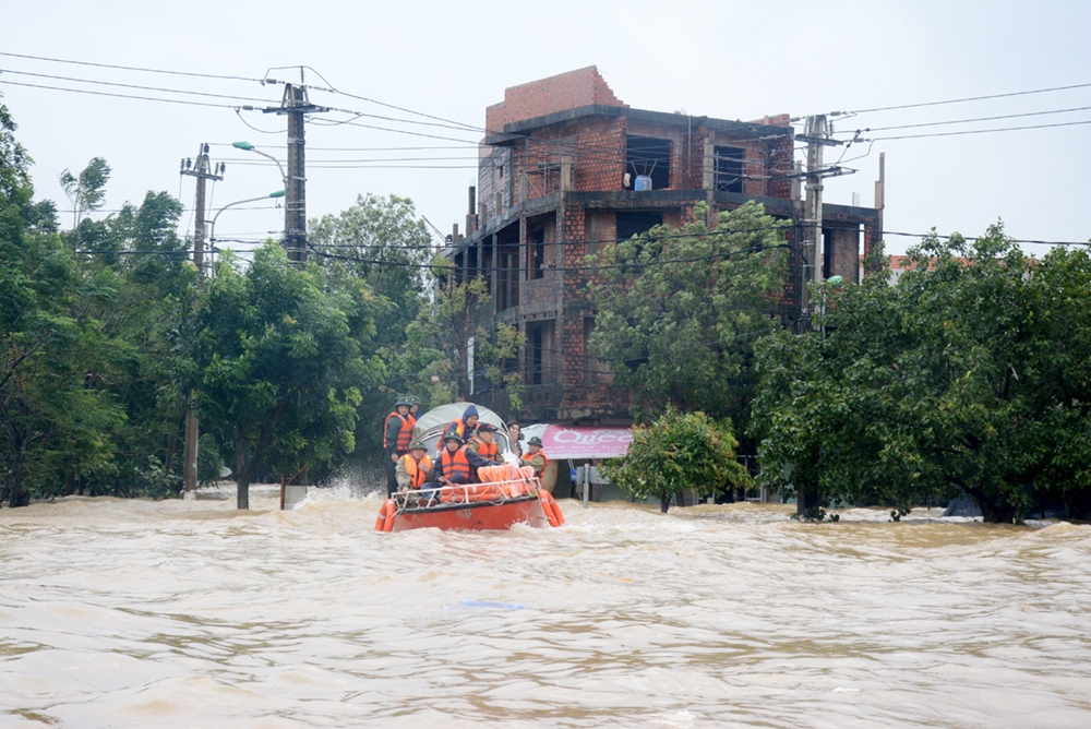 Lực lượng cứu hộ quần thảo để kiếm tìm những người còn mắc kẹt.
