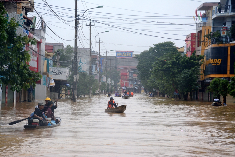 Nhiều tuyến phố cũng ngập sâu trong nước.