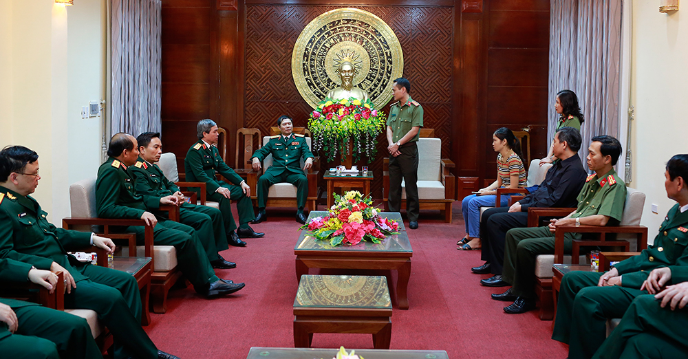 Trung tướng Nguyễn Tân Cương thăm hỏi, động viên thân nhân chiến sĩ công an hy sinh tại Quảng Trị