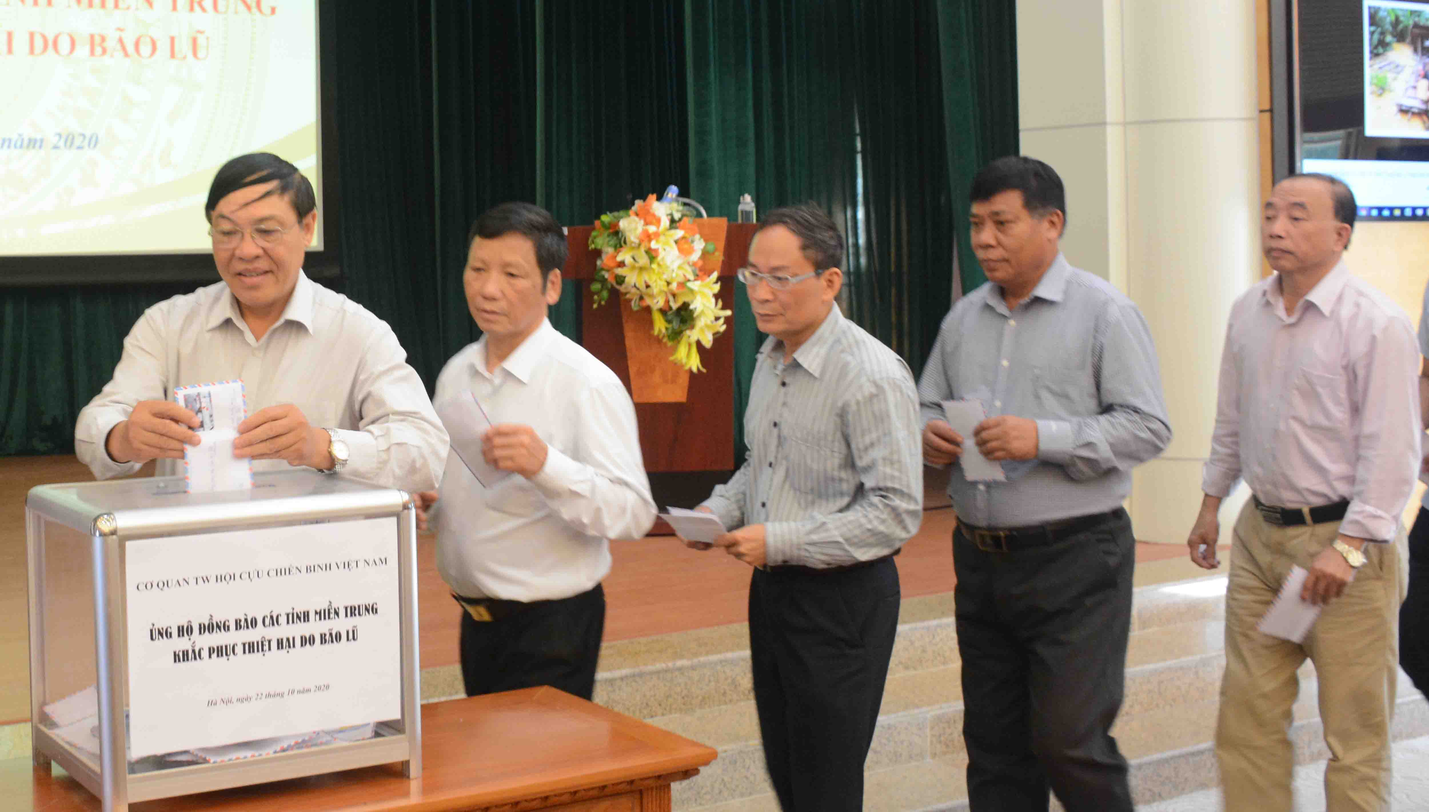 Cơ quan Trung ương Hội cựu chiến binh Việt Nam ủng hộ đồng bào các tỉnh miền Trung khắc phục thiệt hại do bão, lũ