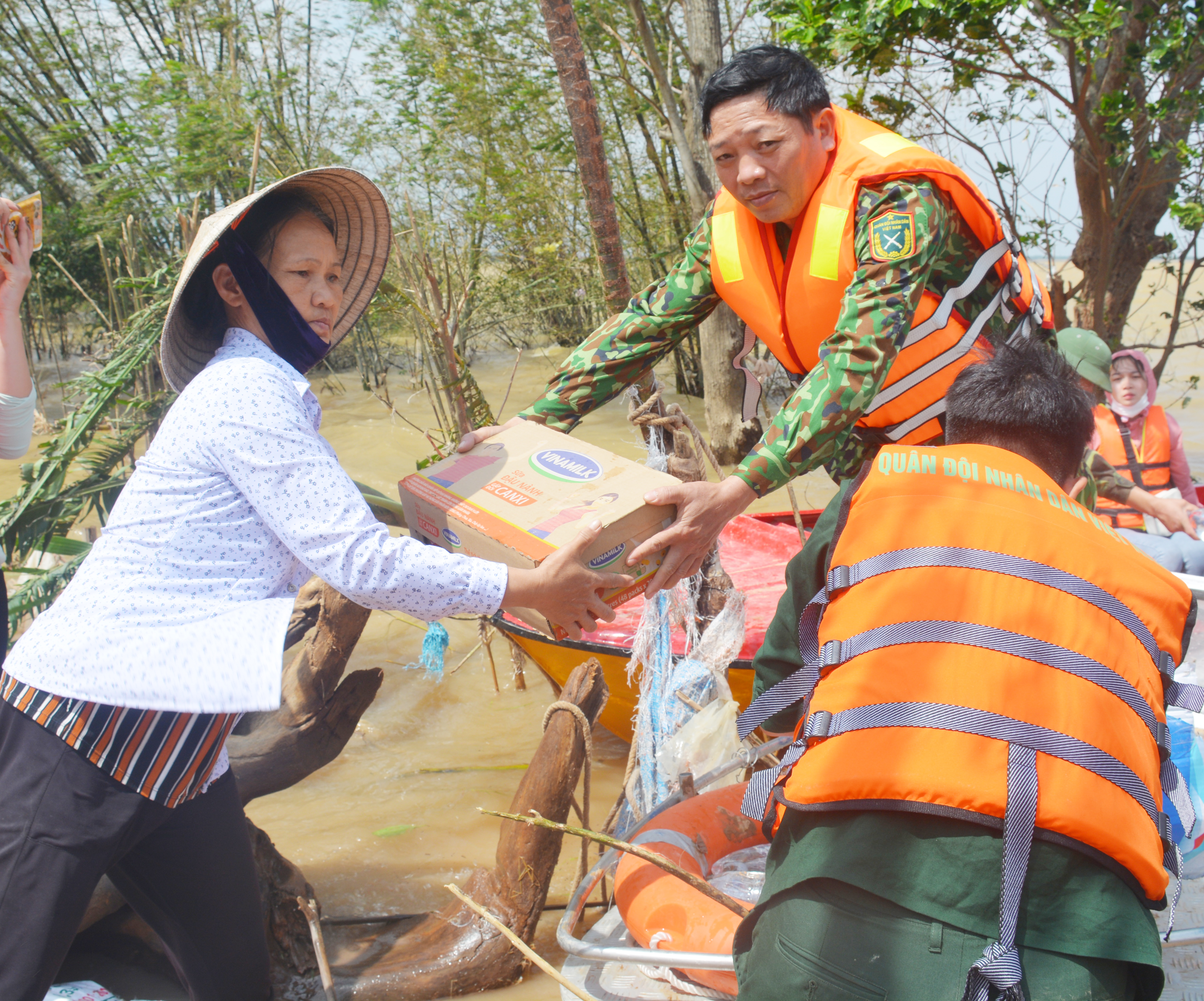 Can trường vượt lũ, bám trụ giúp dân