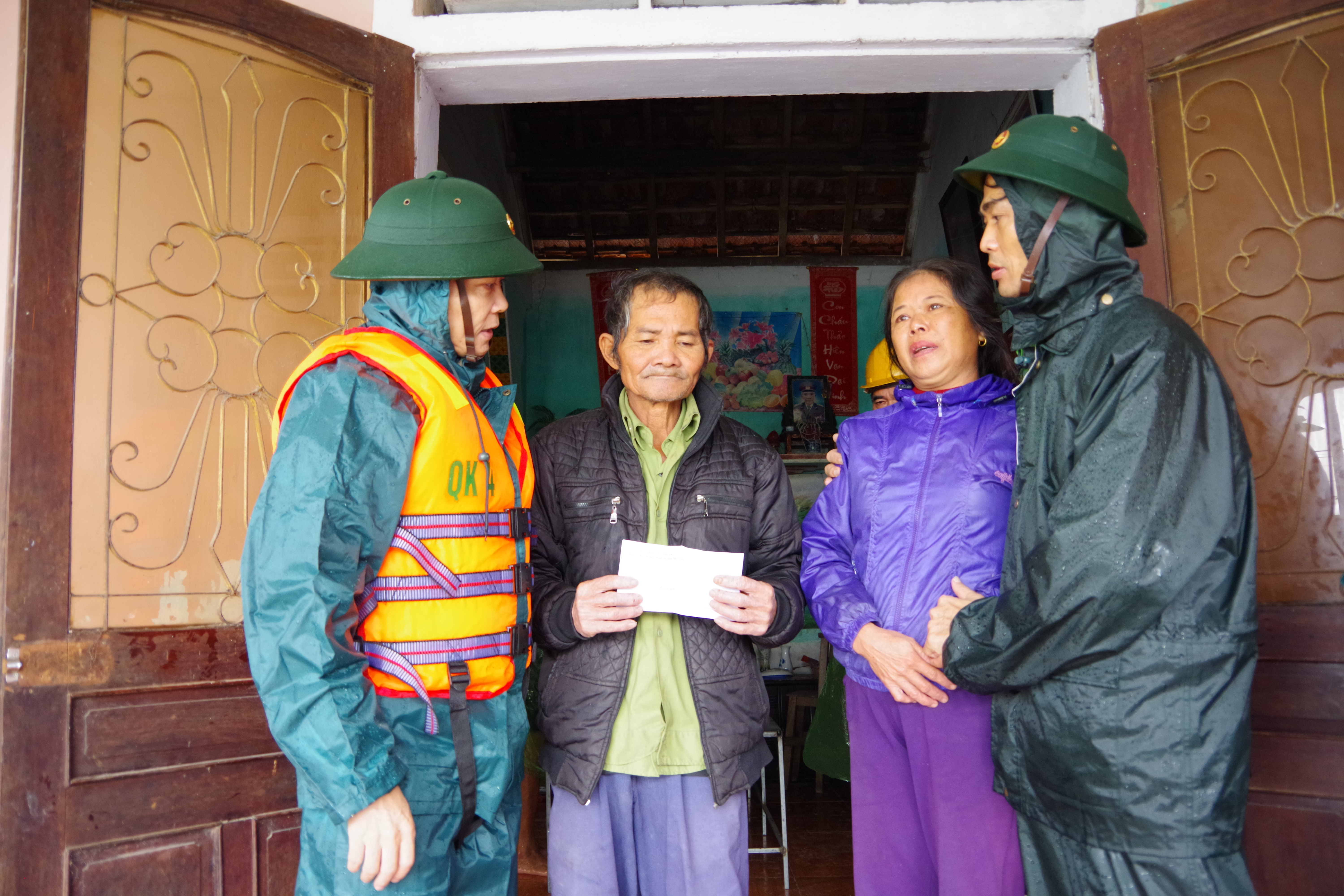 Ấm tình quân dân nơi tâm lũ