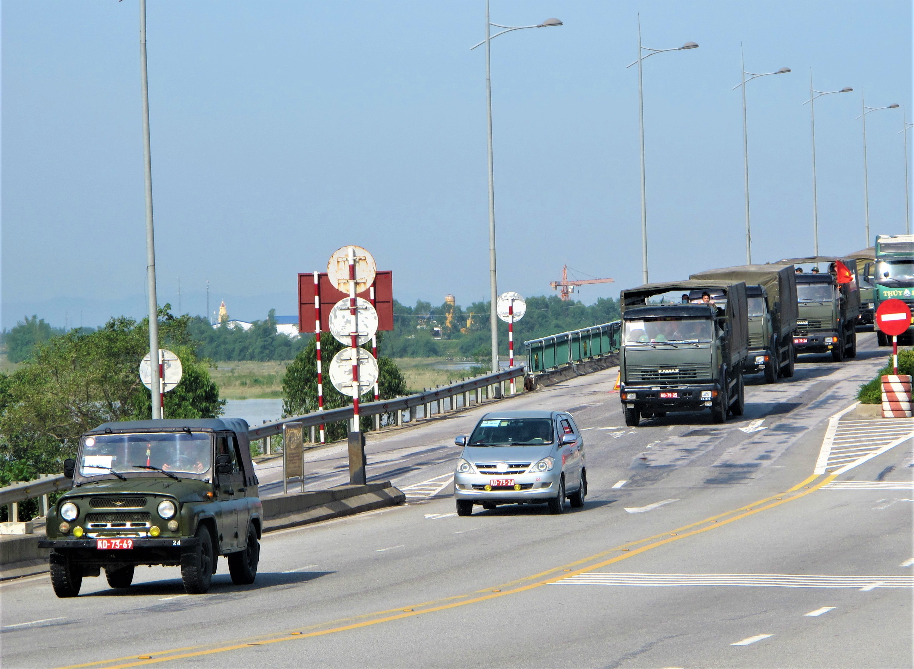 Sư đoàn 324 (Quân khu 4) hành quân vào Quảng Bình giúp dân khắc phục hậu quả mưa lũ