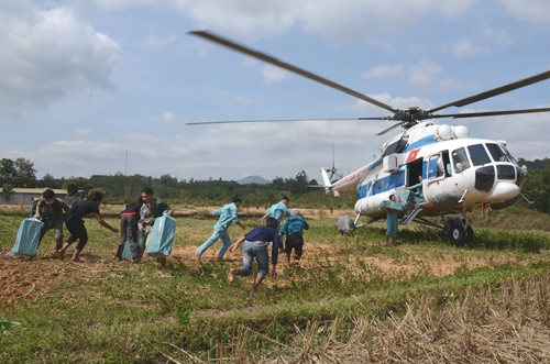 Sư đoàn 372 bay tiếp tế lương thực cho nhân dân vùng lũ Quảng Trị