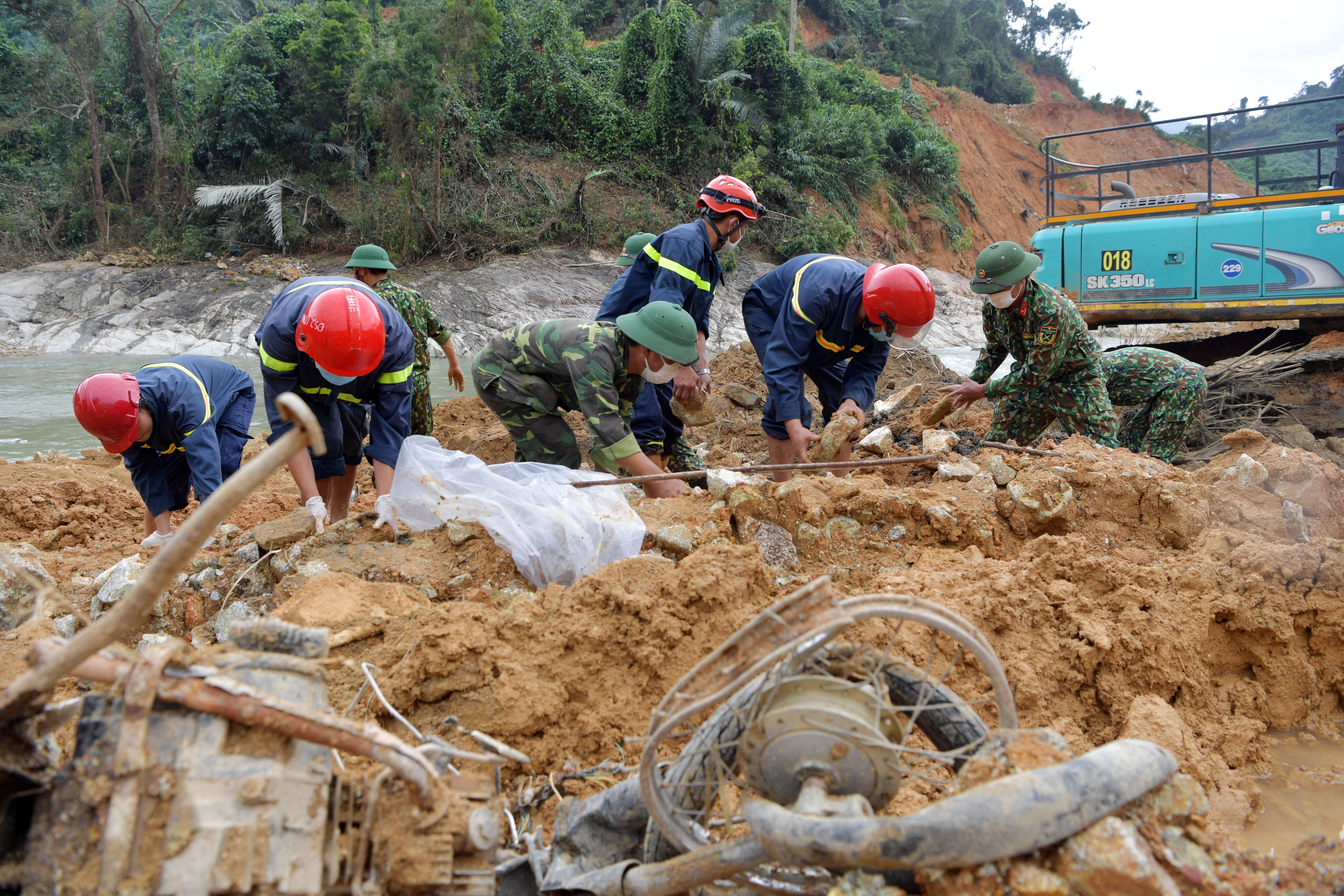 Ấm áp nghĩa tình với đồng bào miền Trung
