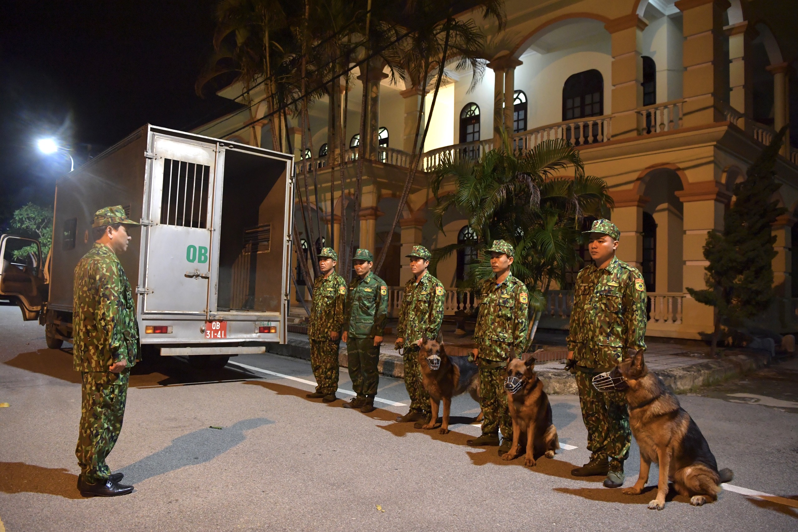 Chó nghiệp vụ sẵn sàng tham gia tìm kiếm, cứu nạn tại Thủy điện Rào Trăng 3