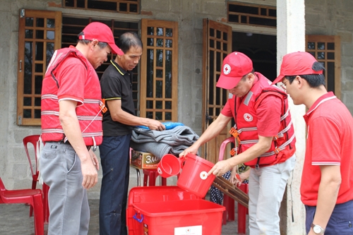Phó chủ tịch Hội Chữ thập đỏ Việt Nam: Cứu trợ cấp bách nhưng phải đúng cách