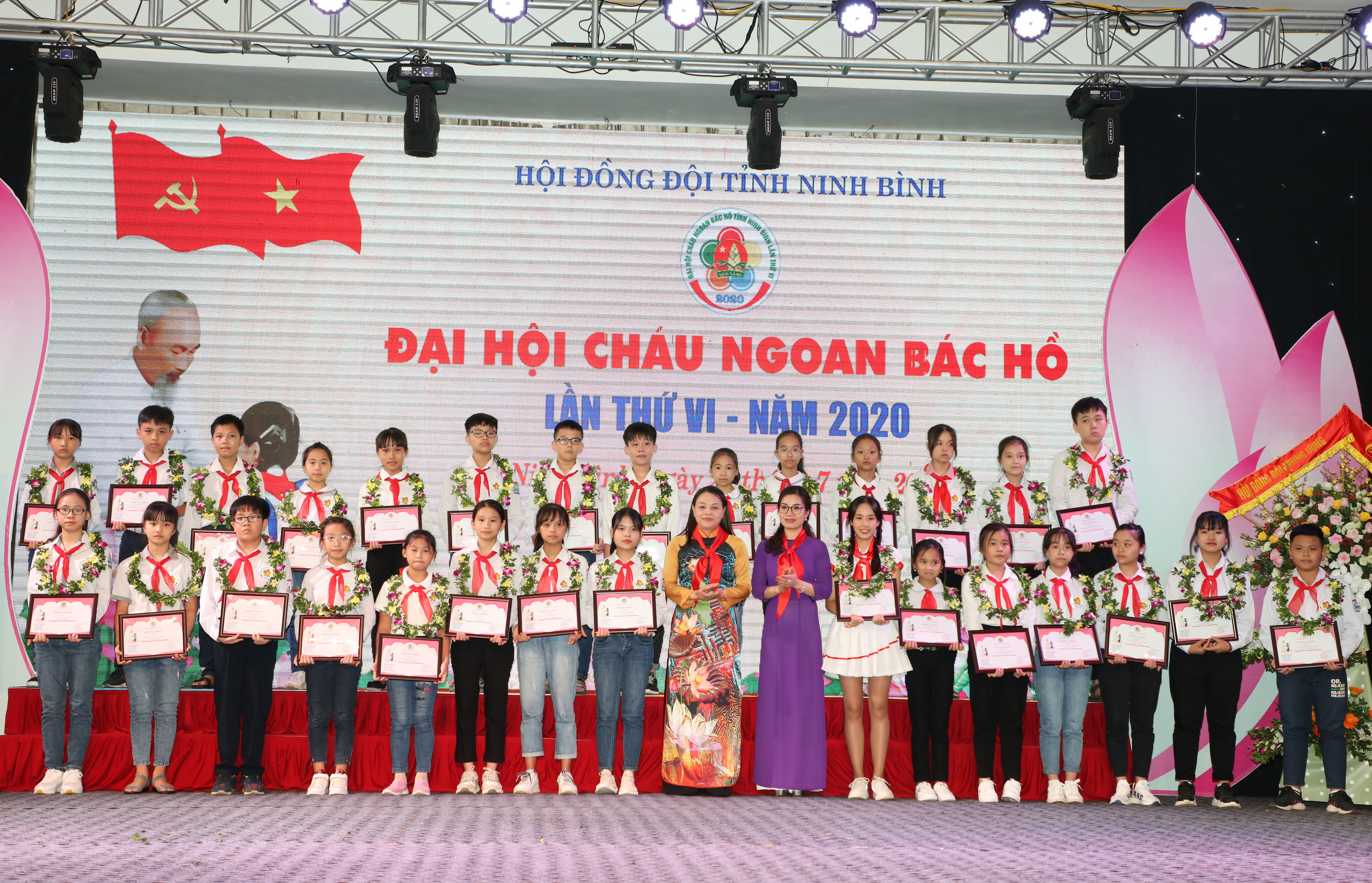 Hoa thơm dâng Bác