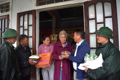 Bộ đội Biên phòng Thừa Thiên-Huế tiếp nhận quà người dân Hưng Yên hỗ trợ đồng bào bị lũ lụt