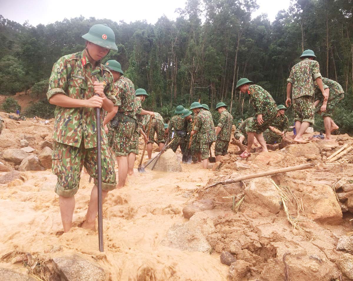 Dầm mưa, đội gió, lội bùn tham gia tìm kiếm cứu nạn đồng đội

