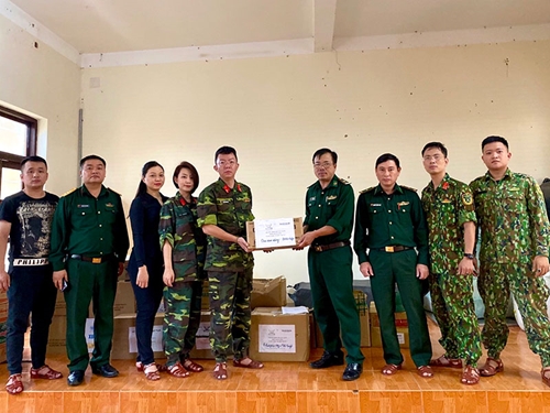 Báo Quân đội nhân dân trao tặng hàng cứu trợ trị giá hơn 350 triệu đồng đến hai tỉnh Hà Tĩnh, Quảng Bình 