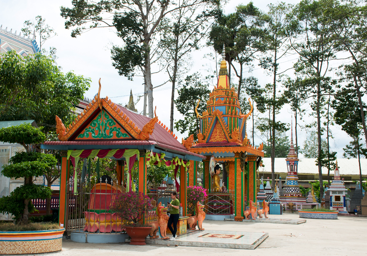 Chùa Sro Lôn- Ngôi chùa “bọc” gốm sứ   