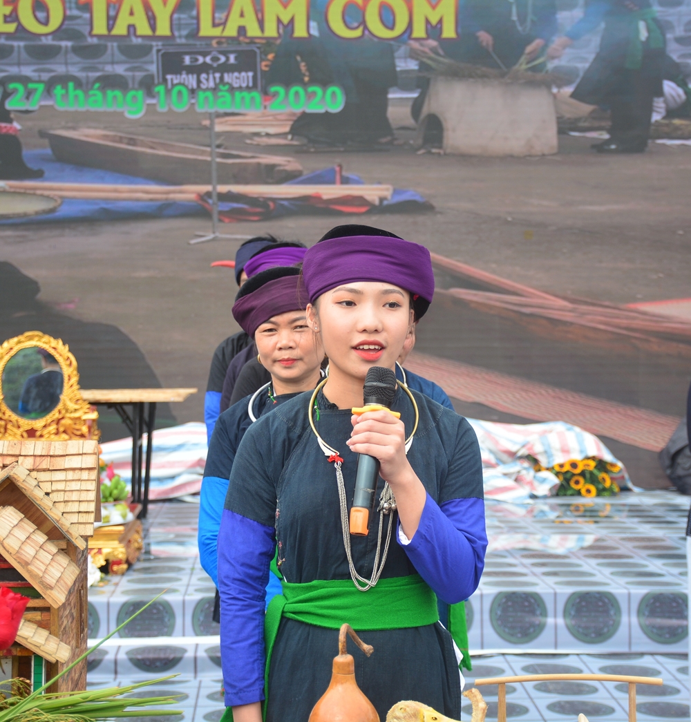 Thí sinh thuyết trình về quy trình và ý nghĩa làm cốm của đội thi mình.