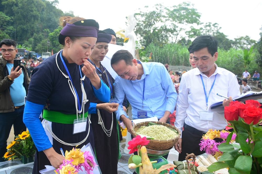 Ban tổ chức cân cốm và thưởng thức cốm để đánh giá.
