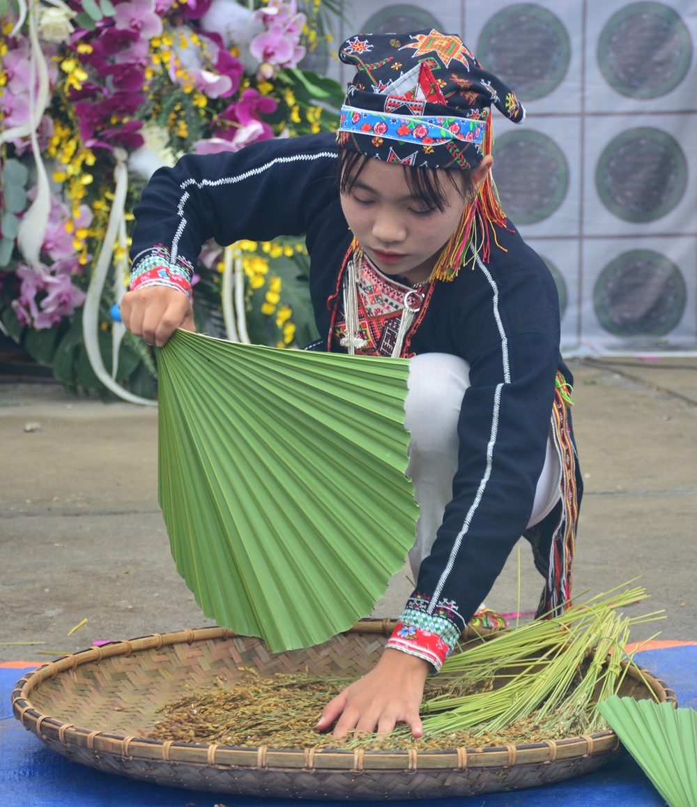 Lúa sau khi nướng xong sẽ được quạt cho nguội.