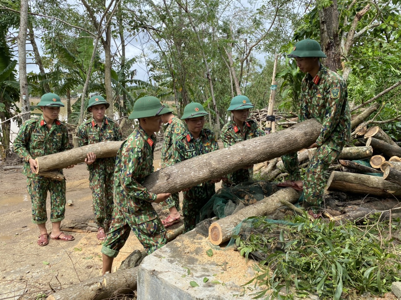 LLVT Thừa Thiên - Huế giúp dân chuẩn bị chống bão số 9